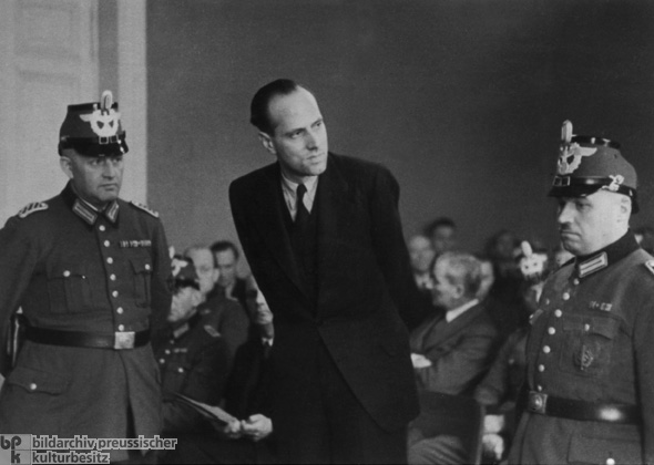 Helmuth James Graf von Moltke vor dem Volksgerichtshof in Berlin (10. Januar 1945)